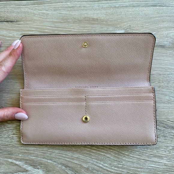 Michael Kors Blush Wallet - Picture 3 of 9
